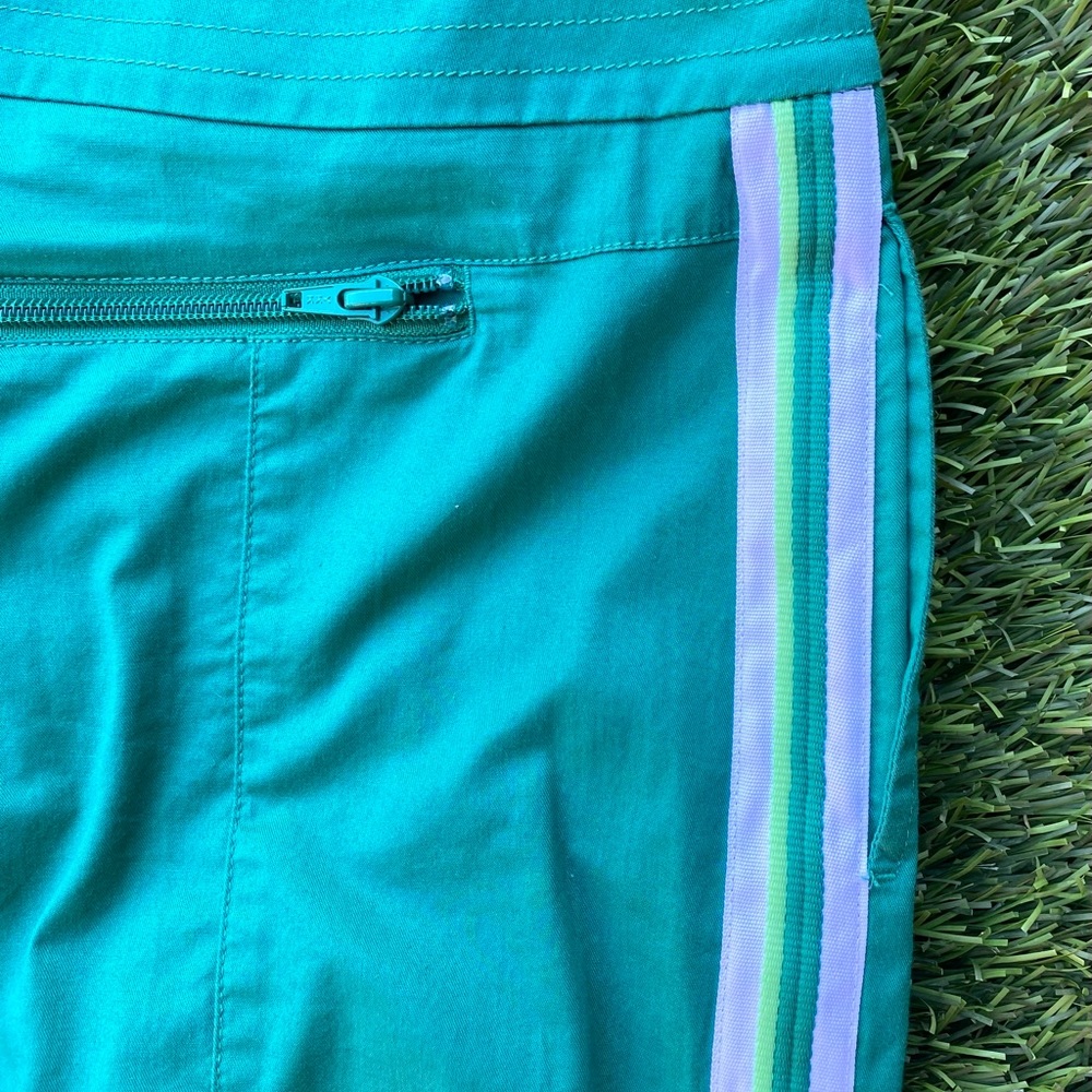 NWOT-Sz-M-Nike-green with stripe detail on sides - Picture 4 of 6